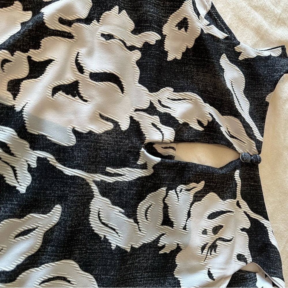 Black and white ladies cold shoulder blouse - Picture 5 of 5